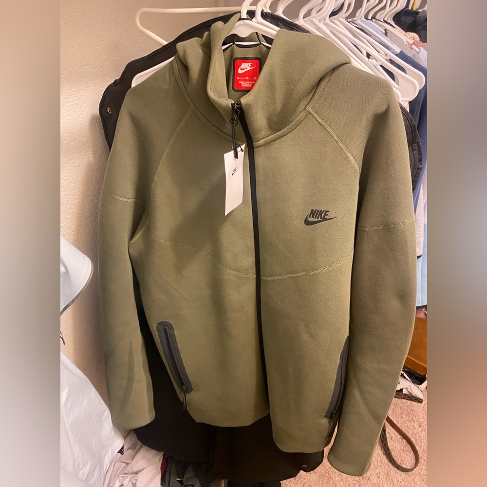 Nike tech moss green size xl brand new with tag